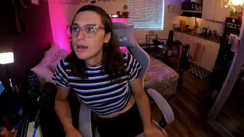 Snapshot of cutiepiescarlett chatting on 05.18.26 cutiepiescarlett online show from 05.18.26