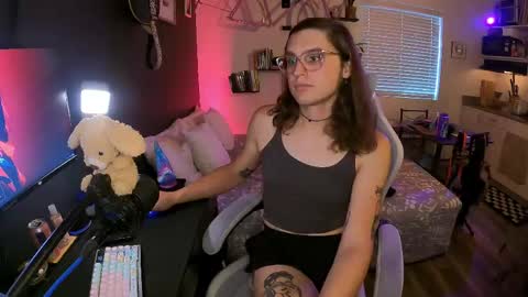 Snapshot of cutiepiescarlett chatting on 05.25.26 cutiepiescarlett online show from 05.25.26
