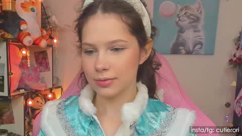 Rori  Instagram cutierori  online show from 12.30.24