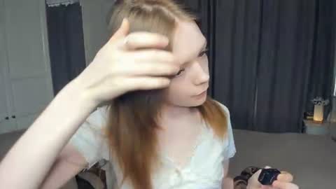 Snapshot of cuty_petite chatting on 06.18.26 Anne online show from 06.18.26