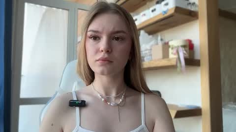 Im Emi streaming with my friend Reyna today online show from 04.21.26