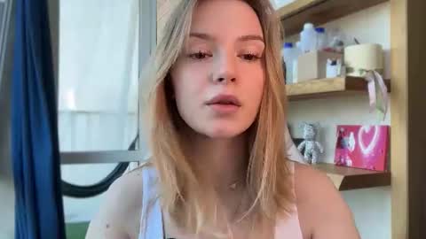 Im Emi streaming with my friend Reyna today online show from 06.16.26