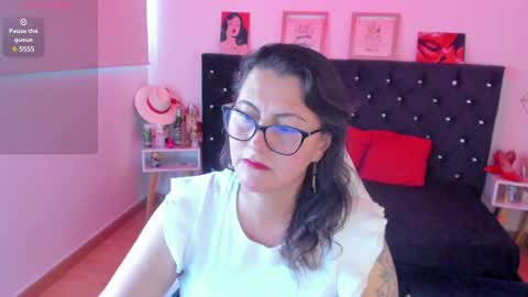Mia  online show from 01.10.25