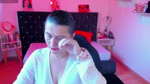Mia  online show from 01.12.25