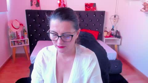 Mia  online show from 01.12.25