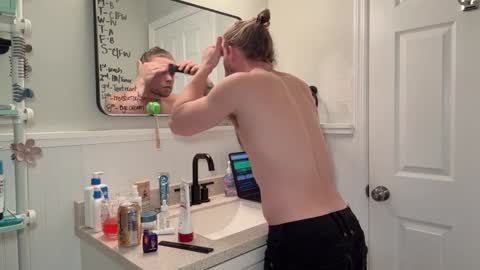 Snapshot of daddydaydrinkz chatting on 12.31.24 DaddydayDrinkz online show from 12.31.24