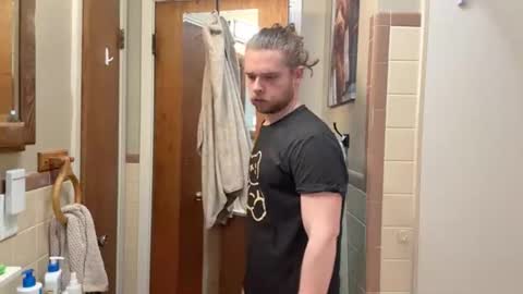 Snapshot of daddydaydrinkz chatting on 12.17.25 DaddydayDrinkz online show from 12.17.25