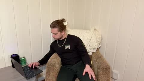 Snapshot of daddydaydrinkz chatting on 12.21.25 DaddydayDrinkz online show from 12.21.25