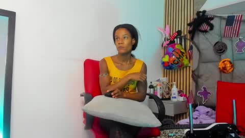 Snapshot of daffnelewis chatting on 10.23.25 daffnelewis online show from 10.23.25