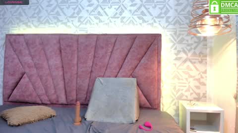 dafnee_e online show from 12.19.24