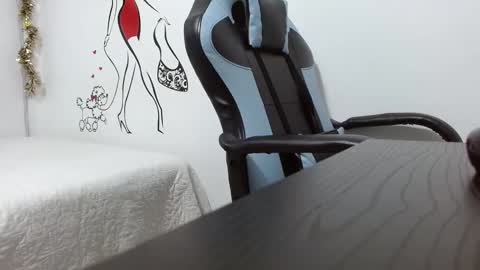 Snapshot of dafnnee_ross chatting on 12.27.24 DAFNNE online show from 12.27.24