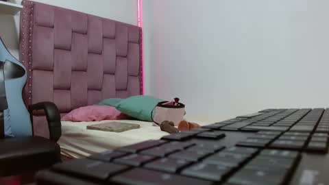 Snapshot of dafnnee_ross chatting on 01.28.25 DAFNNE online show from 01.28.25