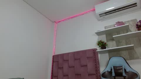 Snapshot of dafnnee_ross chatting on 01.29.25 DAFNNE online show from 01.29.25