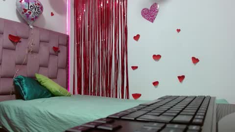 Snapshot of dafnnee_ross chatting on 02.24.25 DAFNNE online show from 02.24.25