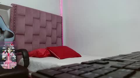 Snapshot of dafnnee_ross chatting on 03.05.25 DAFNNE online show from 03.05.25