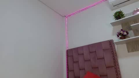 Snapshot of dafnnee_ross chatting on 03.09.25 DAFNNE online show from 03.09.25