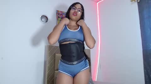 Snapshot of dafnnee_ross chatting on 11.14.25 DAFNNE online show from 11.14.25