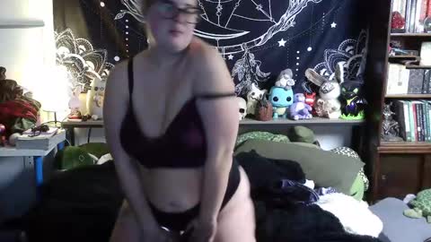 Snapshot of dahliaspleasure chatting on 10.22.25 Dahlia online show from 10.22.25