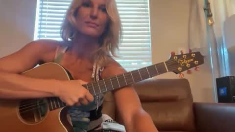 Snapshot of daisy9kat chatting on 10.22.25 Daisy137 online show from 10.22.25