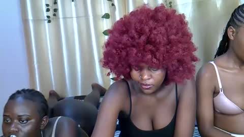 Snapshot of daisy_bunnie chatting on 11.05.25 daisy online show from 11.05.25