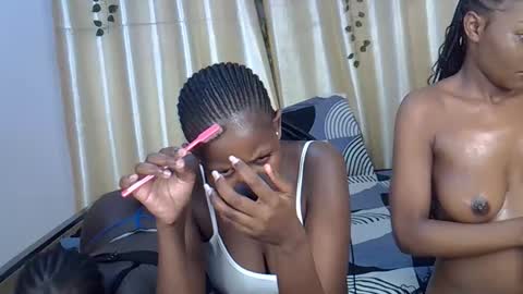 Snapshot of daisy_bunnie chatting on 11.08.25 daisy online show from 11.08.25