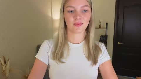 Snapshot of daisy_ward chatting on 10.18.25 Alice online show from 10.18.25