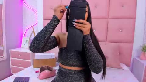 Snapshot of daisysnugs chatting on 11.01.25 Mariana online show from 11.01.25