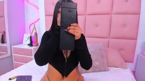 Snapshot of daisysnugs chatting on 11.12.25 Mariana online show from 11.12.25