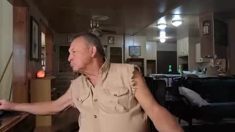 Snapshot of dakit2 chatting on 09.29.25 dakit online show from 09.29.25