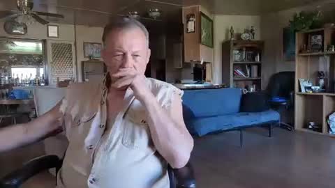 Snapshot of dakit2 chatting on 10.04.25 dakit online show from 10.04.25