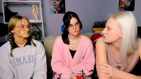 Snapshot of dakota4you chatting on 03.05.25 Dakota online show from 03.05.25