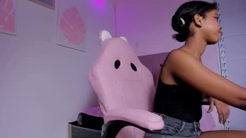 Snapshot of dakota_evans18 chatting on 10.08.25 DAKOTA online show from 10.08.25