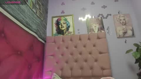 Snapshot of dakotaks chatting on 10.03.25 Mariana online show from 10.03.25