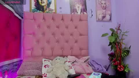 Snapshot of dakotaks chatting on 10.05.25 Mariana online show from 10.05.25