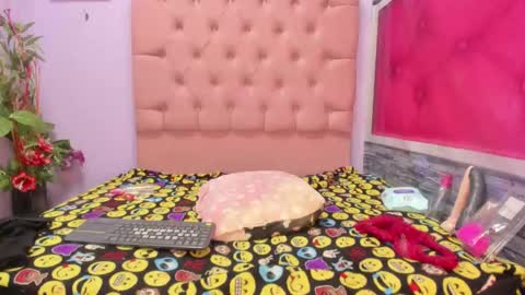 Snapshot of dakotaks chatting on 11.14.25 Mariana online show from 11.14.25