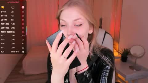 Snapshot of dakotamabs chatting on 10.26.25 Dakota online show from 10.26.25