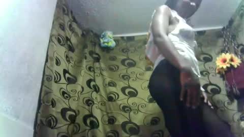 Snapshot of dalila_b chatting on 10.30.25 Dali online show from 10.30.25