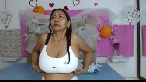 Snapshot of damaryleon chatting on 10.20.25 damaryleon online show from 10.20.25