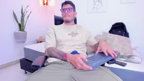 Snapshot of damian_bull chatting on 10.28.25 D A M I A N online show from 10.28.25