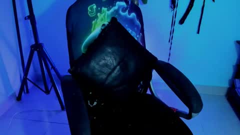 Snapshot of damian_torner chatting on 10.21.25 Damian torner online show from 10.21.25