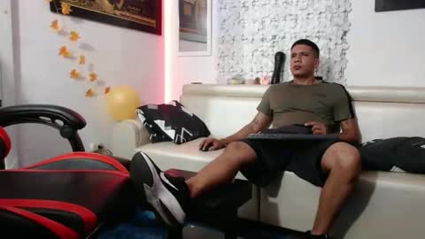 Snapshot of damyan_2003 chatting on 01.21.25 damyan_2003 online show from 01.21.25