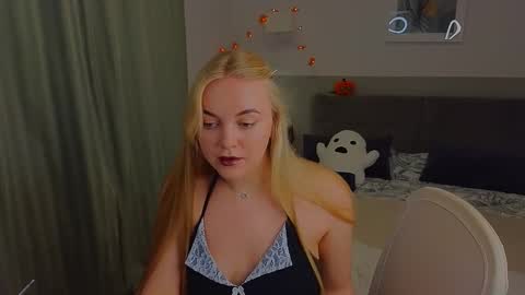 Snapshot of dana_love0 chatting on 10.28.25 Dana online show from 10.28.25