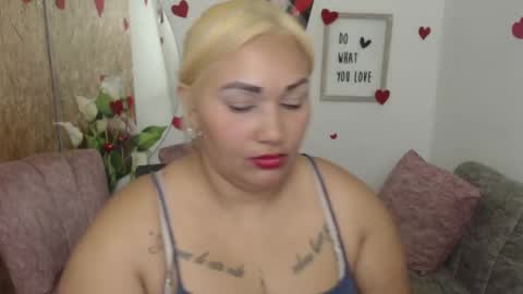 Snapshot of danalaleska chatting on 10.14.25 danalaleska online show from 10.14.25