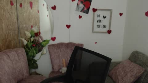 Snapshot of danalaleska chatting on 10.21.25 danalaleska online show from 10.21.25