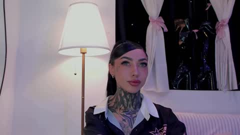 Snapshot of dani_valen chatting on 12.16.25 Dani online show from 12.16.25