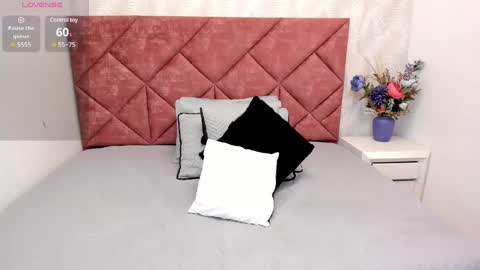 Snapshot of dania_moore_ chatting on 01.08.25 JANE online show from 01.08.25