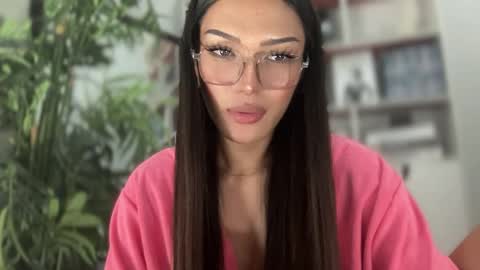 Snapshot of danica_walton chatting on 01.12.25 danica_walton online show from 01.12.25