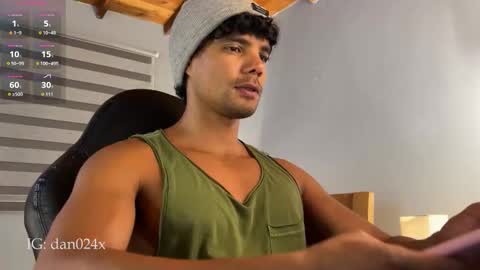 Snapshot of daniel0910s chatting on 12.01.25 Daniel online show from 12.01.25