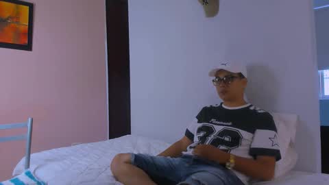 Snapshot of daniel_de_la_rose chatting on 11.05.25 Daniel online show from 11.05.25