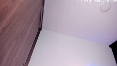  independent model   online show from 10.16.25